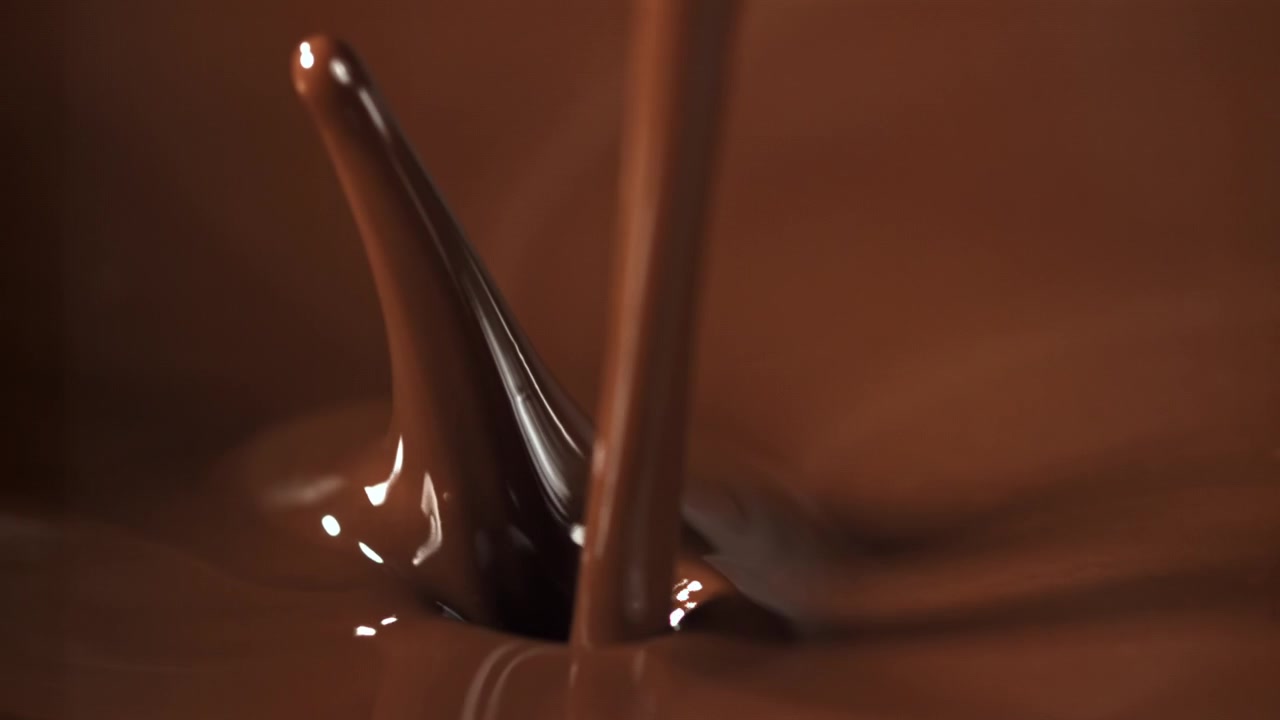Flusso al rallentatore di ricco cioccolato fuso