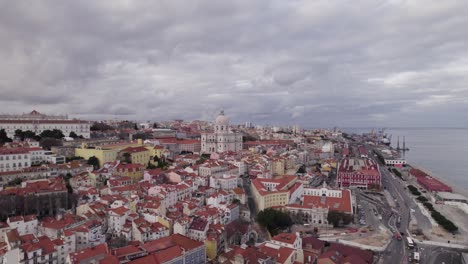 Toma-Aérea-En-órbita-Del-Monumento-Nacional-Del-Panteón-En-El-Paisaje-Urbano-De-Lisboa-Junto-Al-Río-Tajo