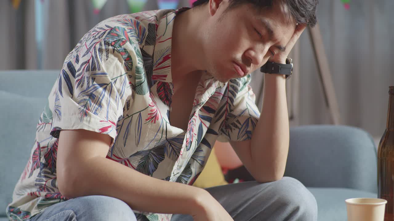 파티 중에 괴로워하는 남자