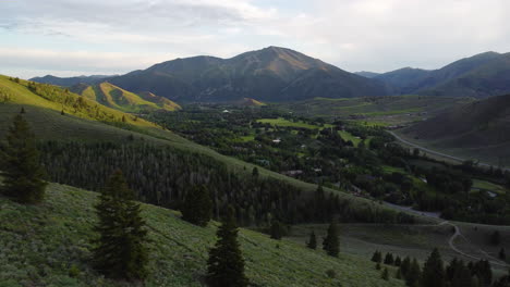 Drohne-Fliegt-über-Kahlen-Berg-Im-Sonnental,-Idaho