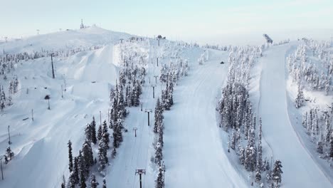 Luftaufnahme-Leere-Skipisten-Mit-Sesselliften-Auf-Schneebedeckten-Bergen