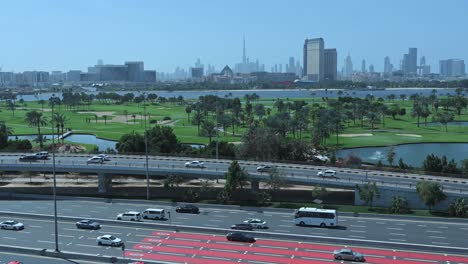 Horizonte-De-Dubai-Desde-Deira-Con-Vistas-Al-Campo-De-Golf-De-Dubai,-Emiratos-Árabes-Unidos