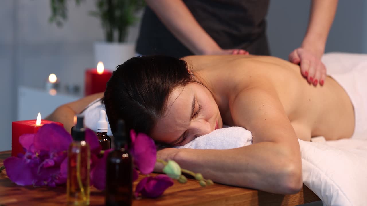 스파 에서 편안 한 마사지 를 받는 여자