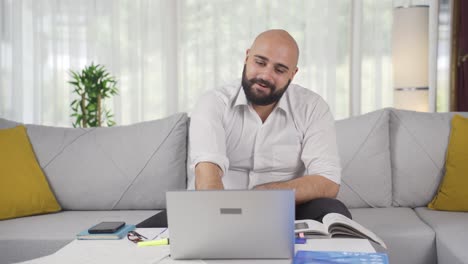 Mann,-Der-Im-Homeoffice-Arbeitet-Und-Mit-Zufriedenem-Gesichtsausdruck-Blickt.