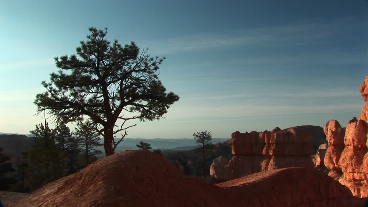 브라이스 캐년 국립공원의 사암 구조물의 팬라이트 샷
