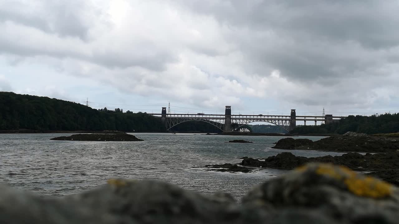 메나이 해협 브리타니아 브리지에서  ⁇ 글세이까지의 초점을 맞추지 않은 바위 전경