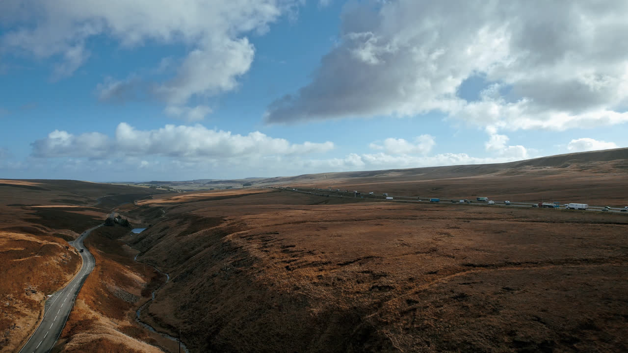 imágenes aéreas cinematográficas de la autopista m62, saddleworth, windy hill, reino unido