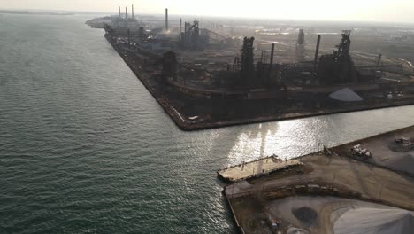 Steel-Mill-With-Smog-On-The-Detroit-River-In-Zug-Island,-Detroit,-Michigan