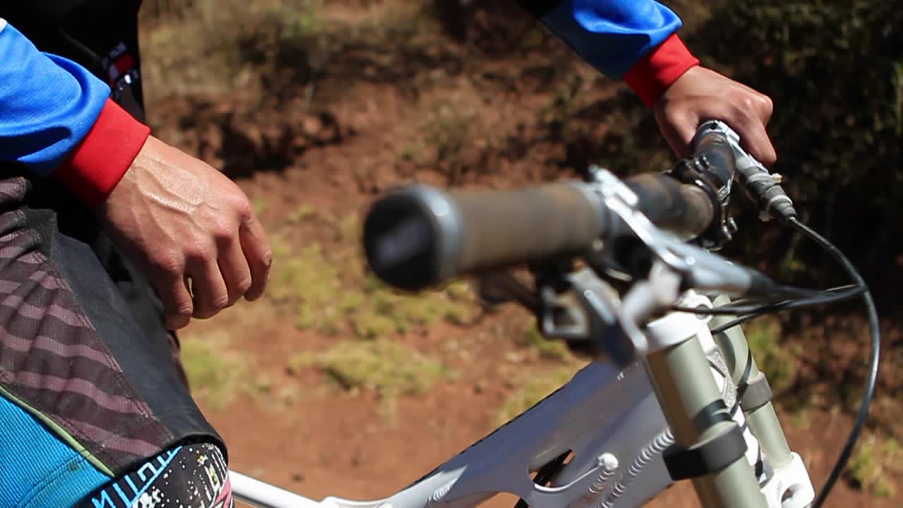 그립 확인 휴식 시간에 손을 잡고 자전거 타기