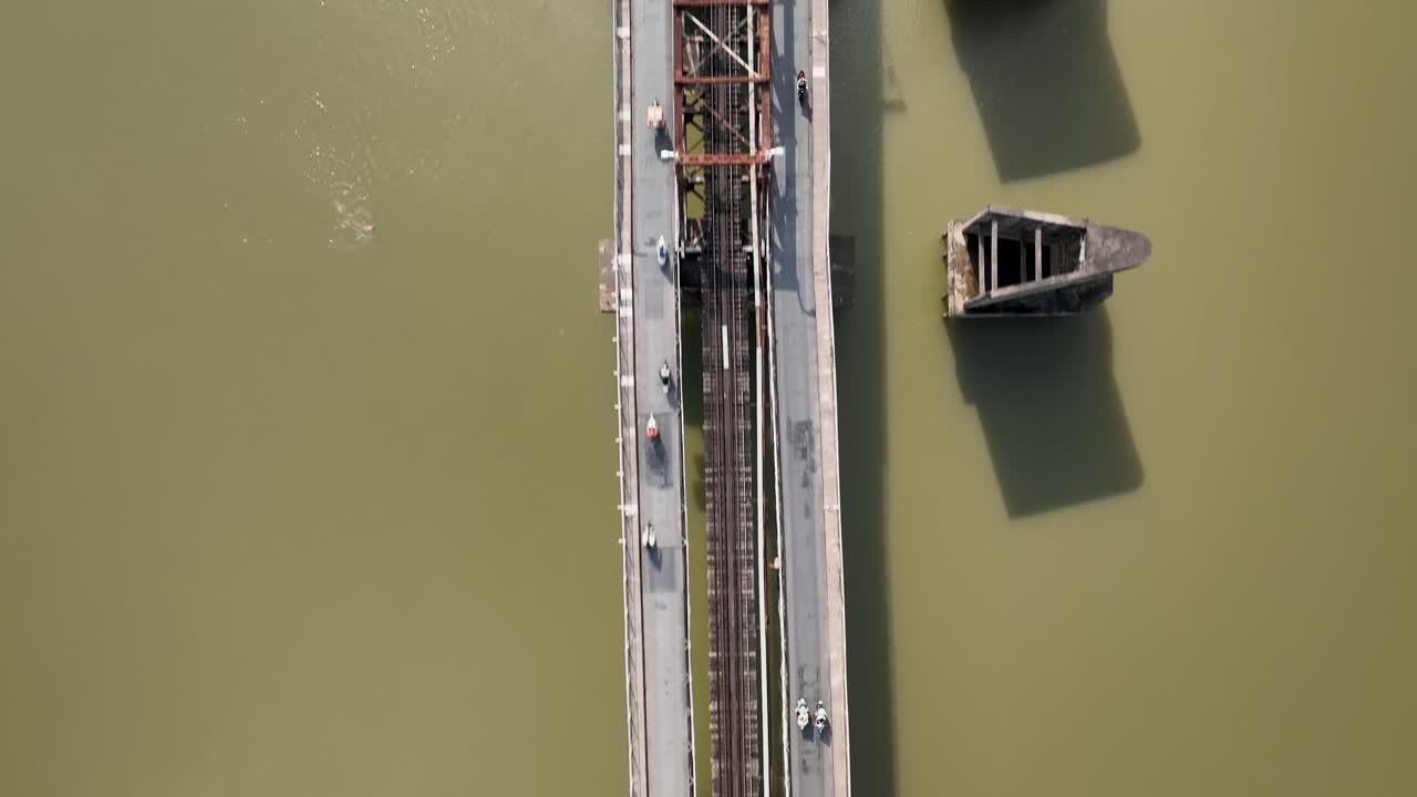 residentes que viajan a lo largo del imponente puente largo de bien en hanoi, aérea