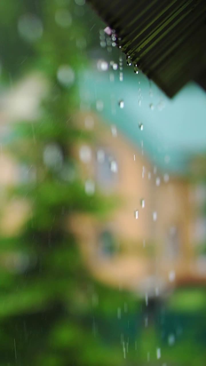 gotas de lluvia en un techo