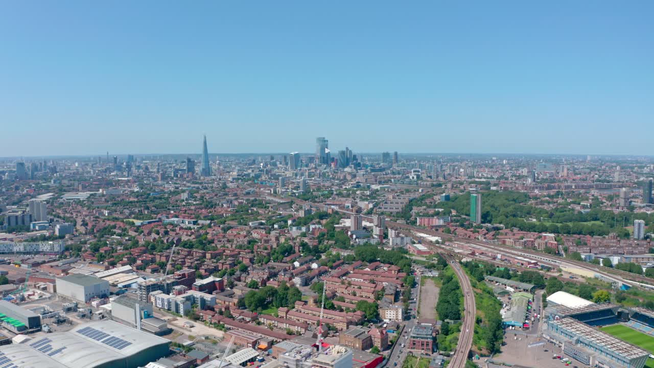 화창한 날 런던 스카이라인을 가로지르는 팬 드론