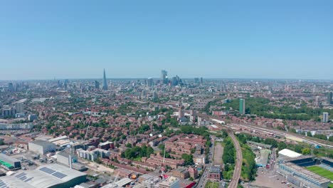 Pan-Drohne-Schoss-über-Den-Sonnigen-Tag-Der-Skyline-Von-London