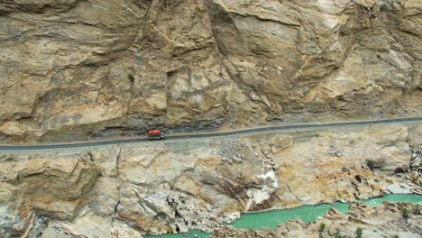 Toma-Aérea-De-Un-Vehículo-Conduciendo-Por-La-Carretera-JSR-En-Skardu,-Pakistán