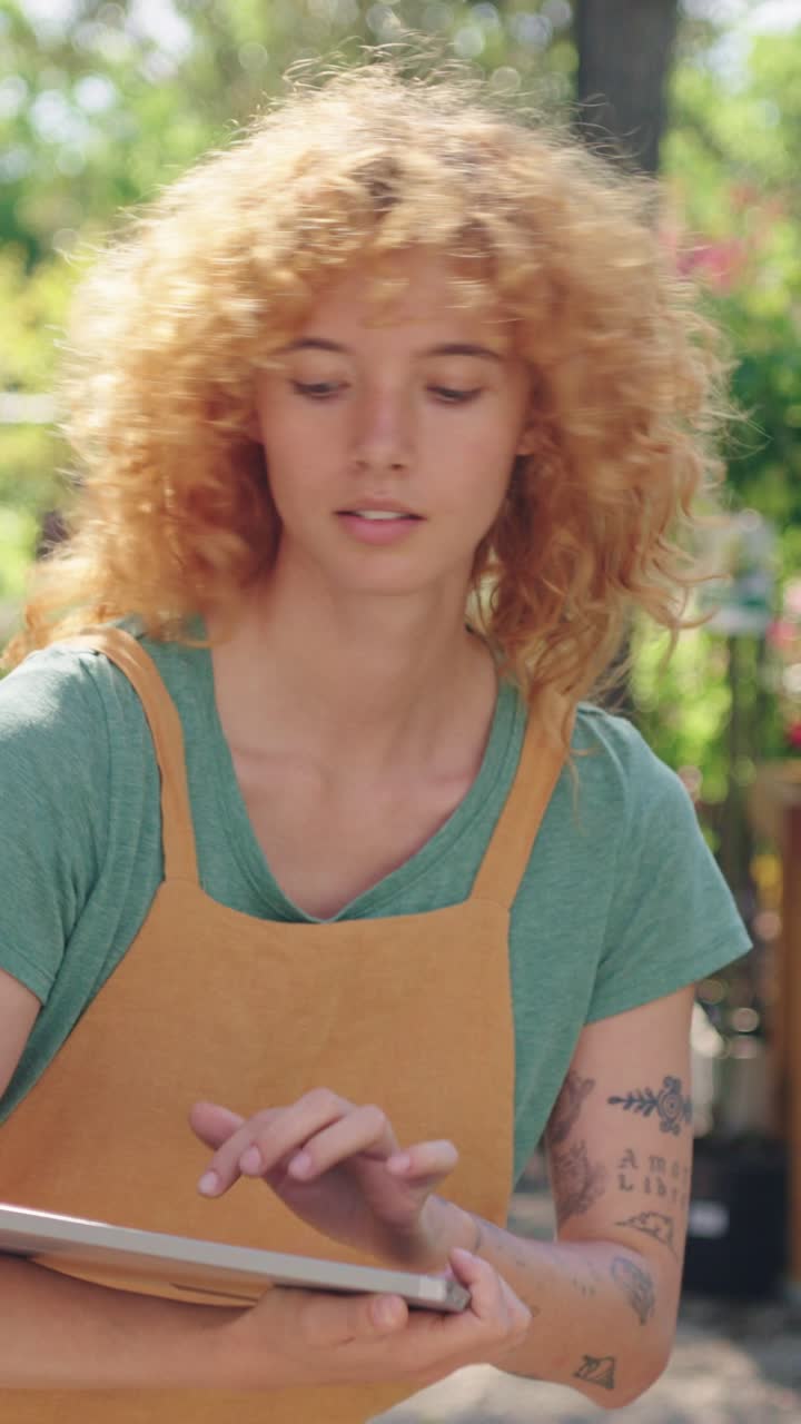 Donna con capelli ricci e grembiule all'aperto