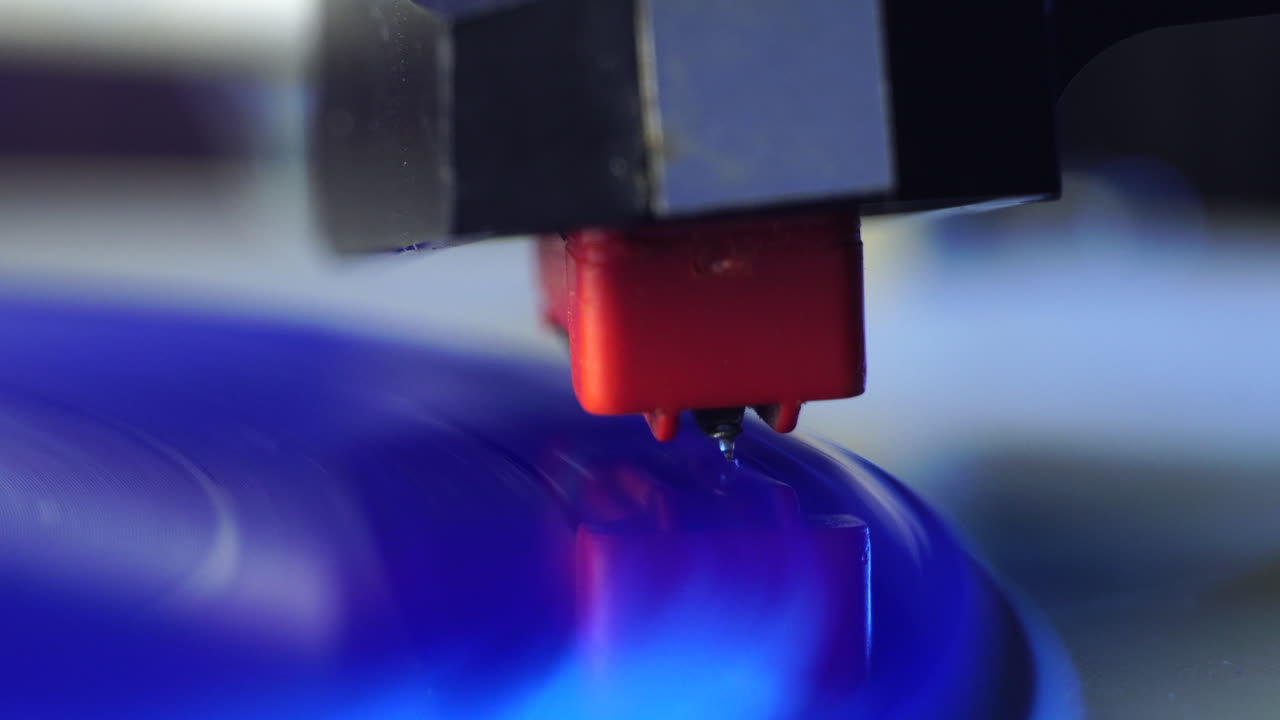 disco de vinilo azul y aguja de gramófono de cristal, macro de cerca