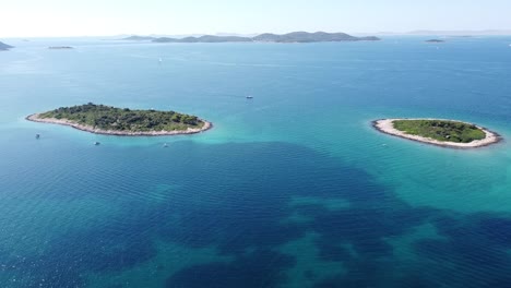 Islas-Tropicales-Y-Deshabitadas-En-El-Mar-Adriático-En-Dalmacia,-Croacia---Vista-Aérea-De-Drones