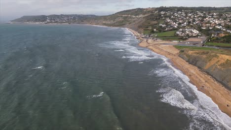 Vista-Aérea-En-El-Sur-De-Inglaterra,-Dorset,-Costa-Con-Olas-Y-Espuma