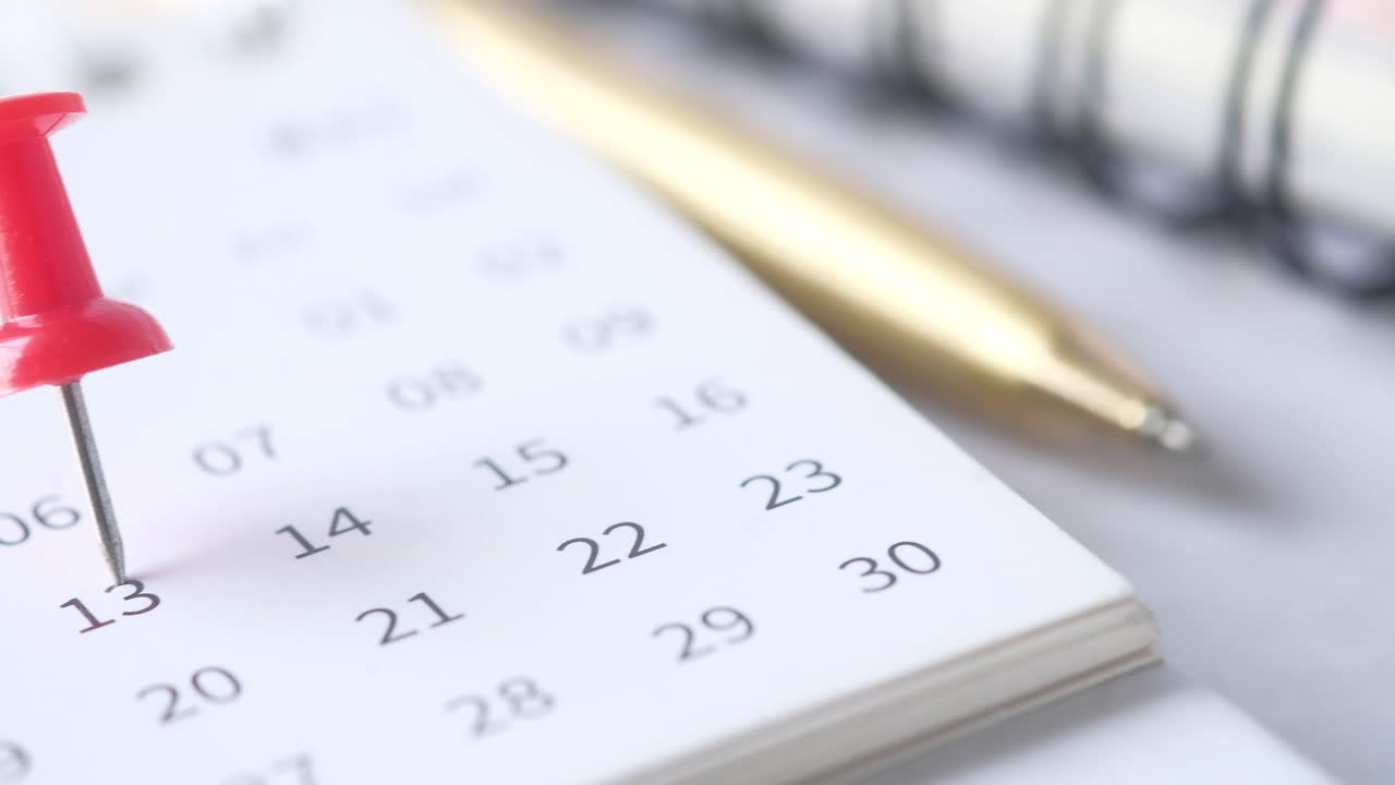 calendario con un alfiler rojo