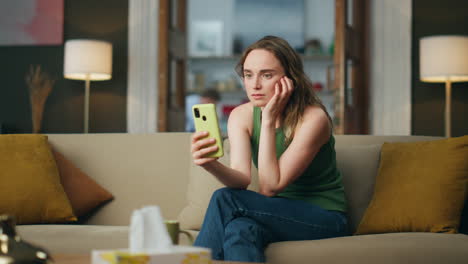 Traurige-Dame,-Die-Ihr-Smartphone-Auf-Dem-Sofa-Zu-Hause-Benutzt.-Depressive-Frau,-Die-Drinnen-Per-Videochat-Spricht