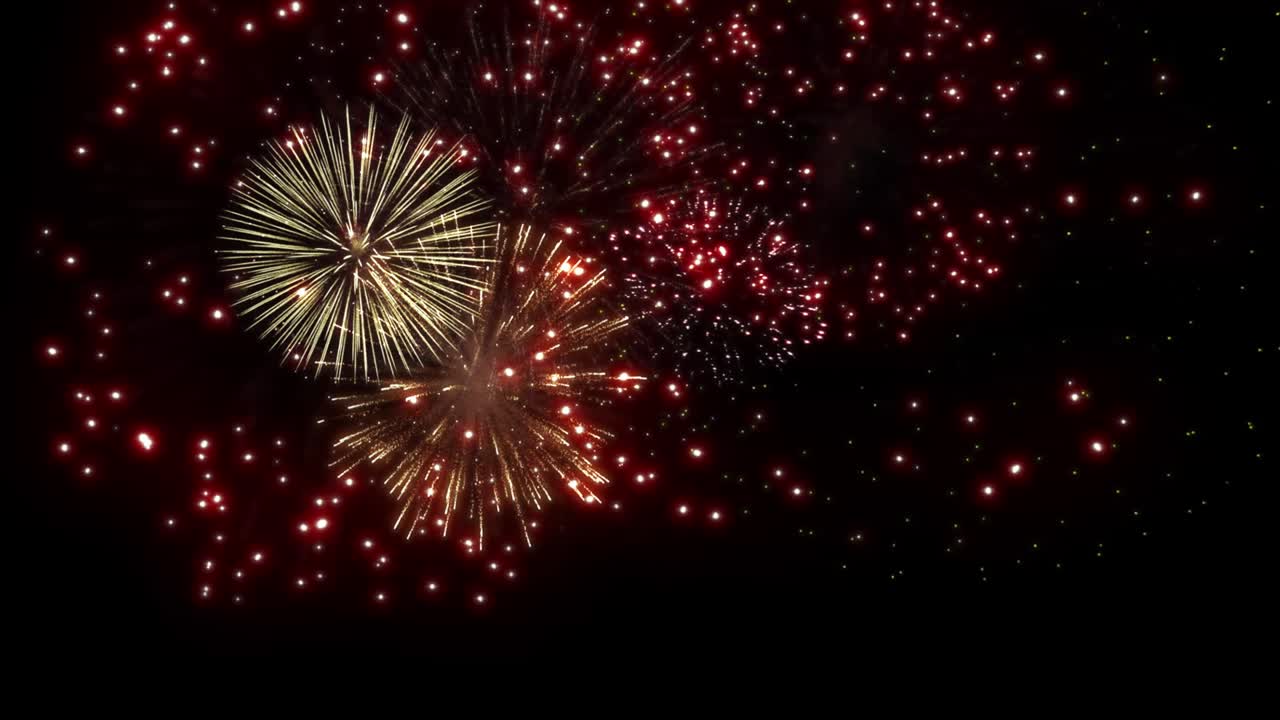 4k hermosos fuegos artificiales multicolores en el cielo nocturno. los fuegos artificials de año nuevo muestran explosiones