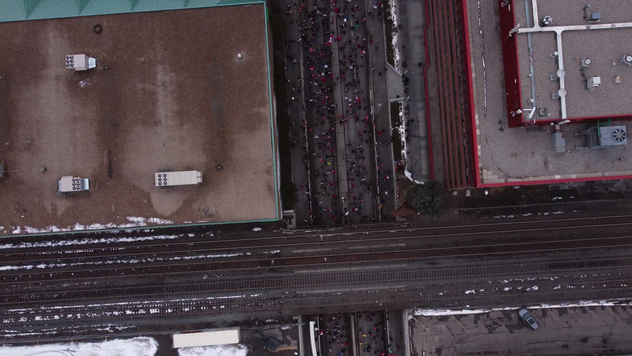multitud marchando en la calle desde arriba protesta ferroviaria de calgary 12 de febrero de 2022