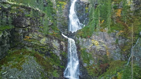 Vista-Aérea-De-Las-Cascadas-De-Fettjeafallet-En-La-Montaña-Rocosa-En-Jamtland,-Suecia