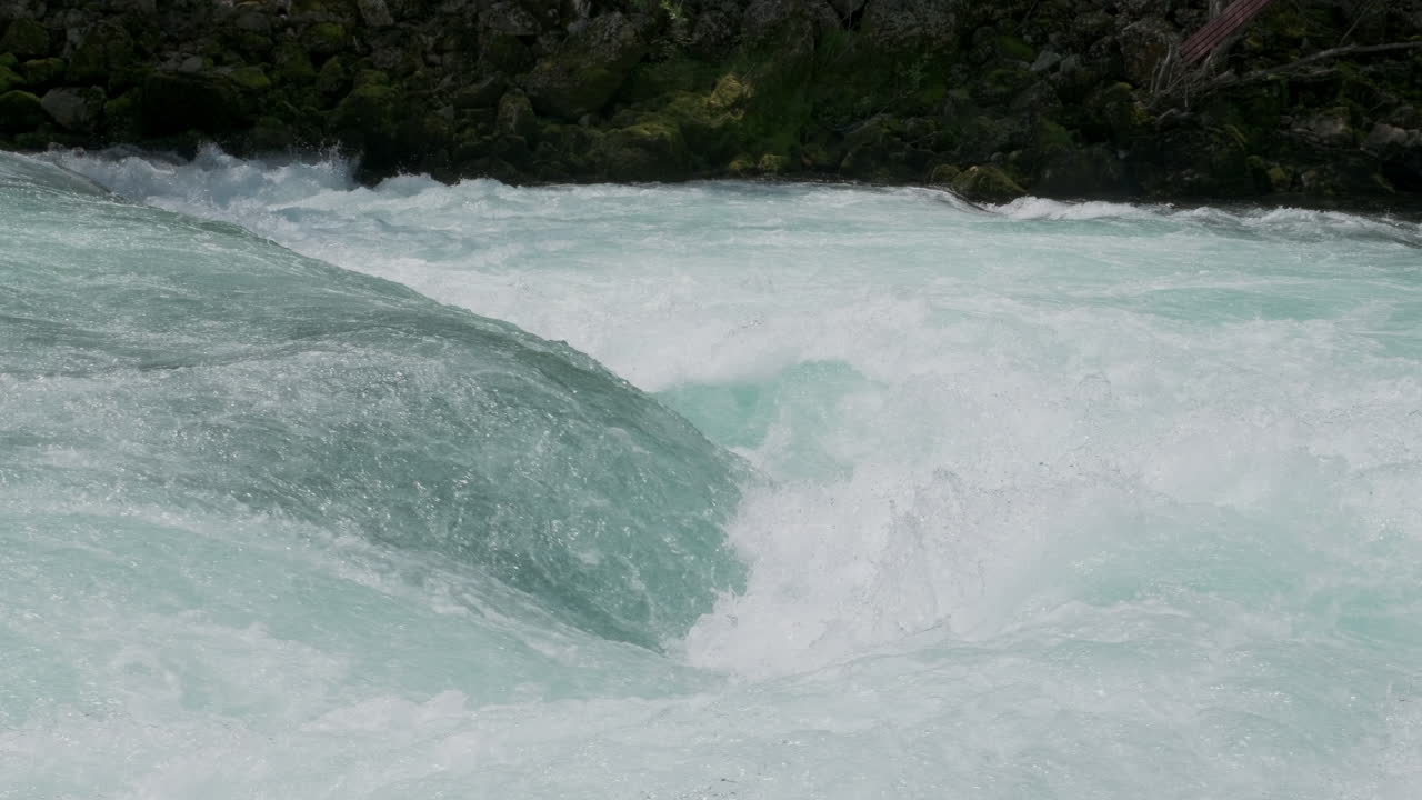 깨하고 야생 한 산 강 에 많은 양 의 물 이 있는 폭포