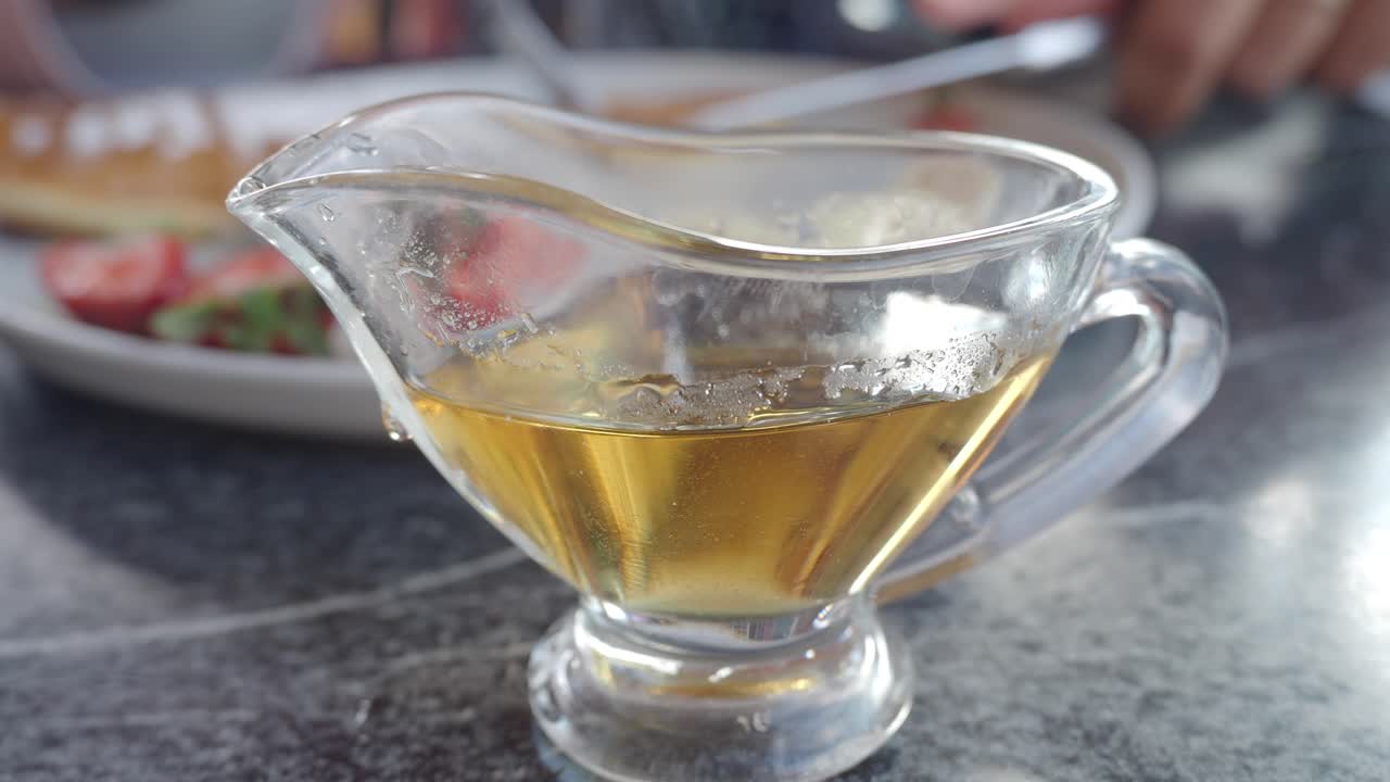 아침 식사로 팬케이크와 딸기에 시럽을 부어