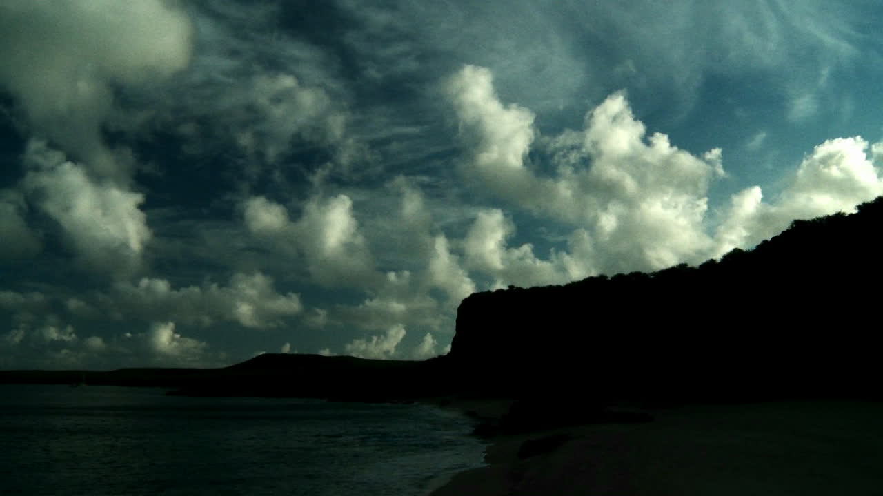 시간 경과에 따른 아름다운 구름이 하와이 2의 가파른 절벽 위로 흐릅니다.
