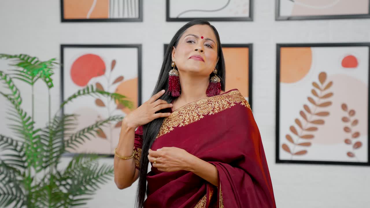 Wanita India bermain dengan rambutnya
