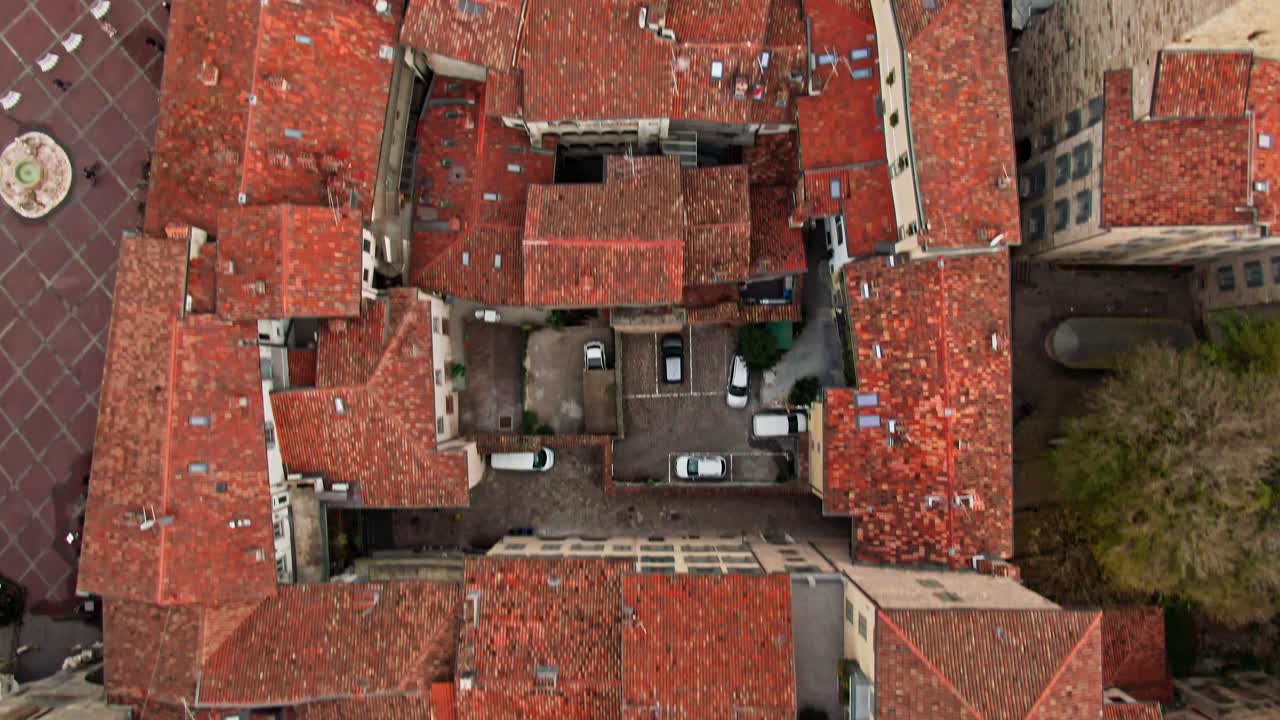 дрон захватывает потрясающий 90-градусный угол зрения над сити алта, демонстрируя историческое очарование бергамо