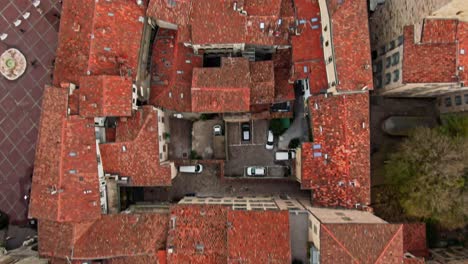 el dron captura una impresionante vista en ángulo de 90 grados sobre citta alta, mostrando el encanto histórico de bérgamo.