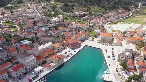 Una-Vista-Superior-Del-Centro-Antiguo-De-La-Ciudad-De-Pucisca-En-La-Isla-De-Brac,-Croacia---Disparo-De-Drones