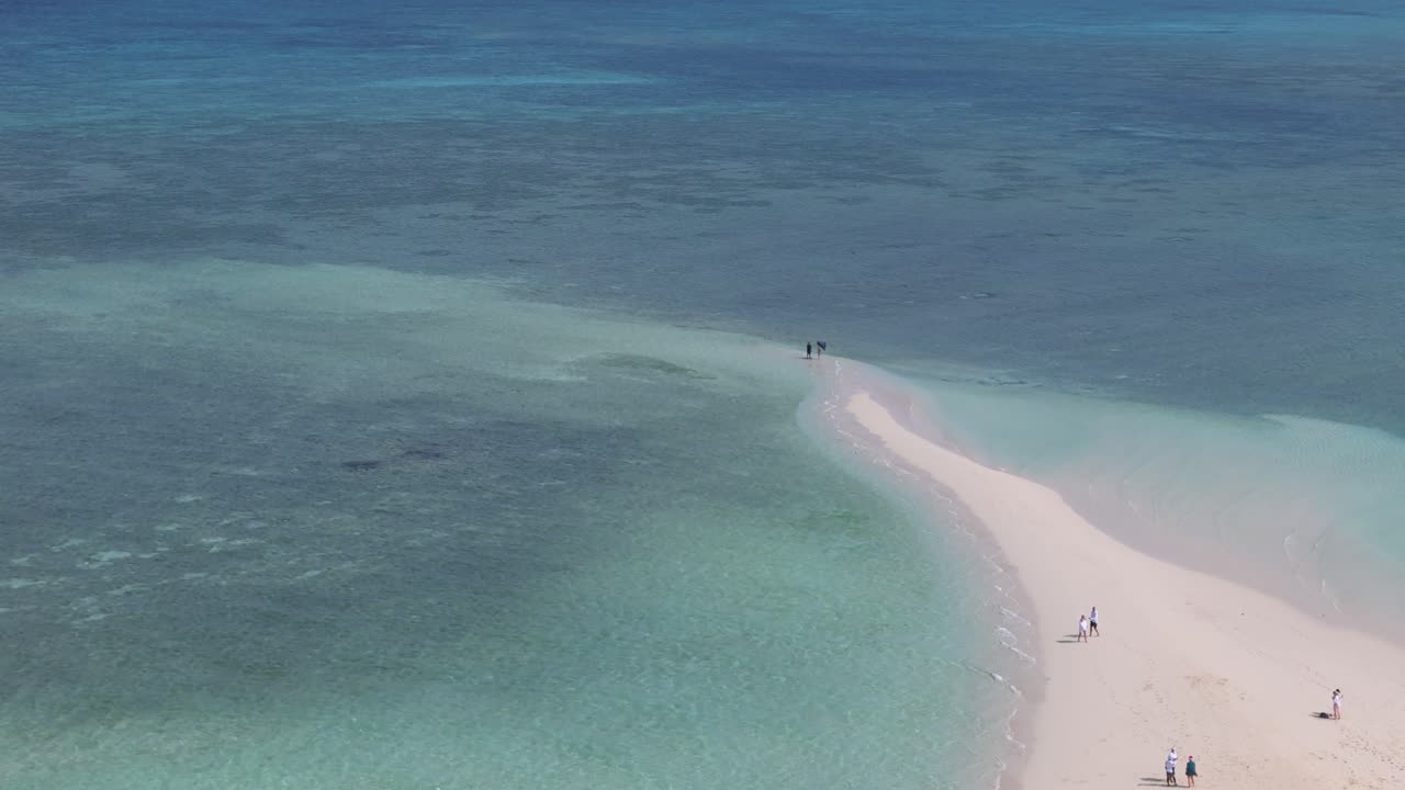 isla de kwale banco de arena en zanzíbar, océano índico, vista aérea desde un avión no tripulado