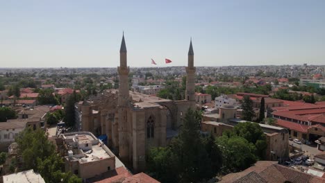 aerial 4k selimiye camii (catedral de ayia sophia) mezquita que se convierte de la catedral en el norte de chipre