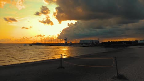 Time-lapse-De-Una-Puesta-De-Sol-Sobre-El-Océano-Y-Un-Puerto-En-La-Costa-De-Suecia