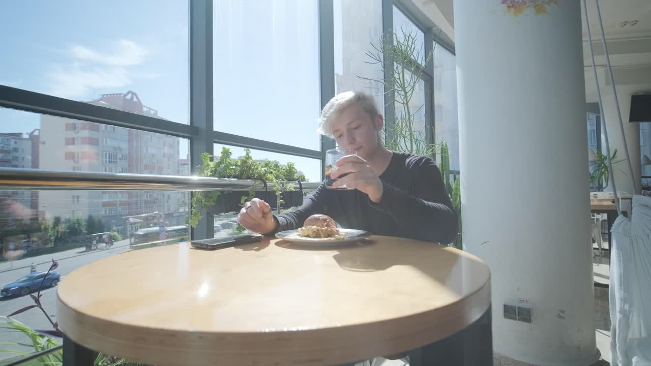 레스토랑에서 햄버거를 먹는 남자