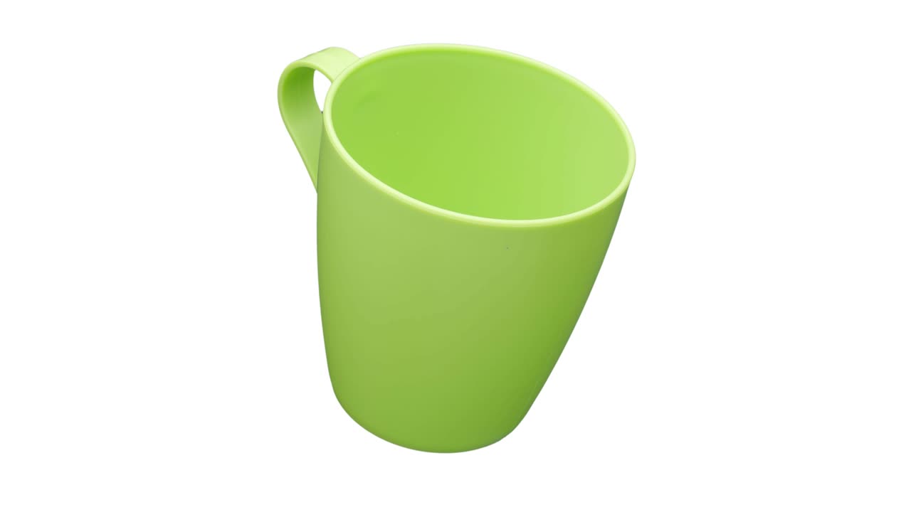 la taza verde mate está aislada.