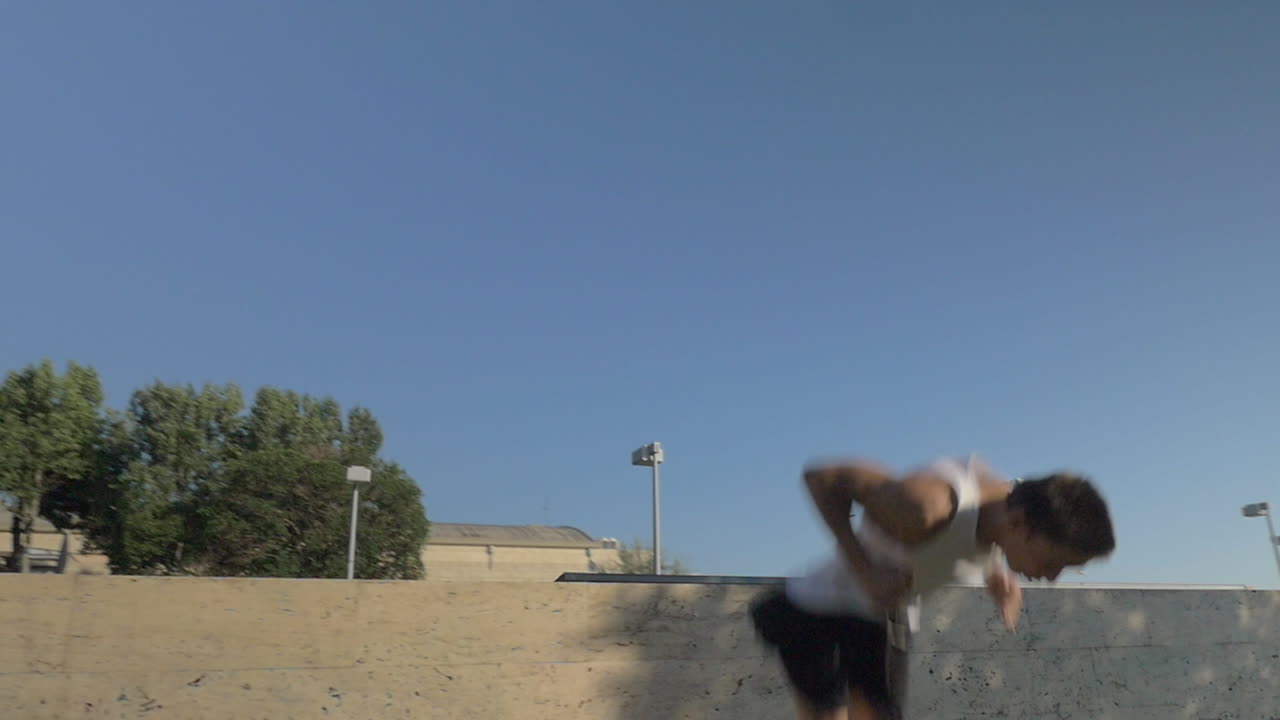 parkour tracer haciendo salto de caída de la pared