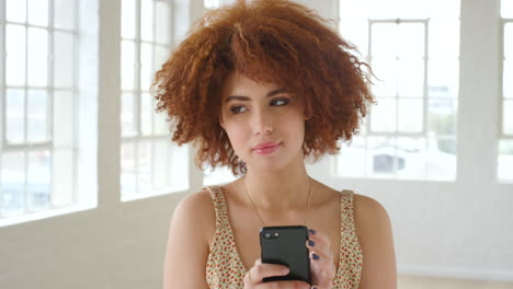 Mujer-Con-Afro-Enviando-Mensajes-De-Texto-Por-Teléfono