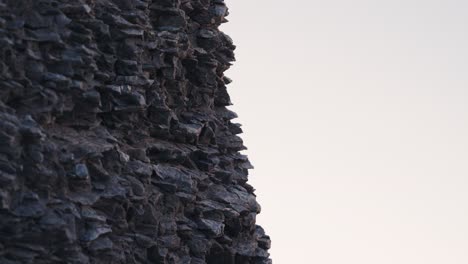 una vista cercana de las formaciones rocosas de piedra caliza de trollholmsund en noruega-1