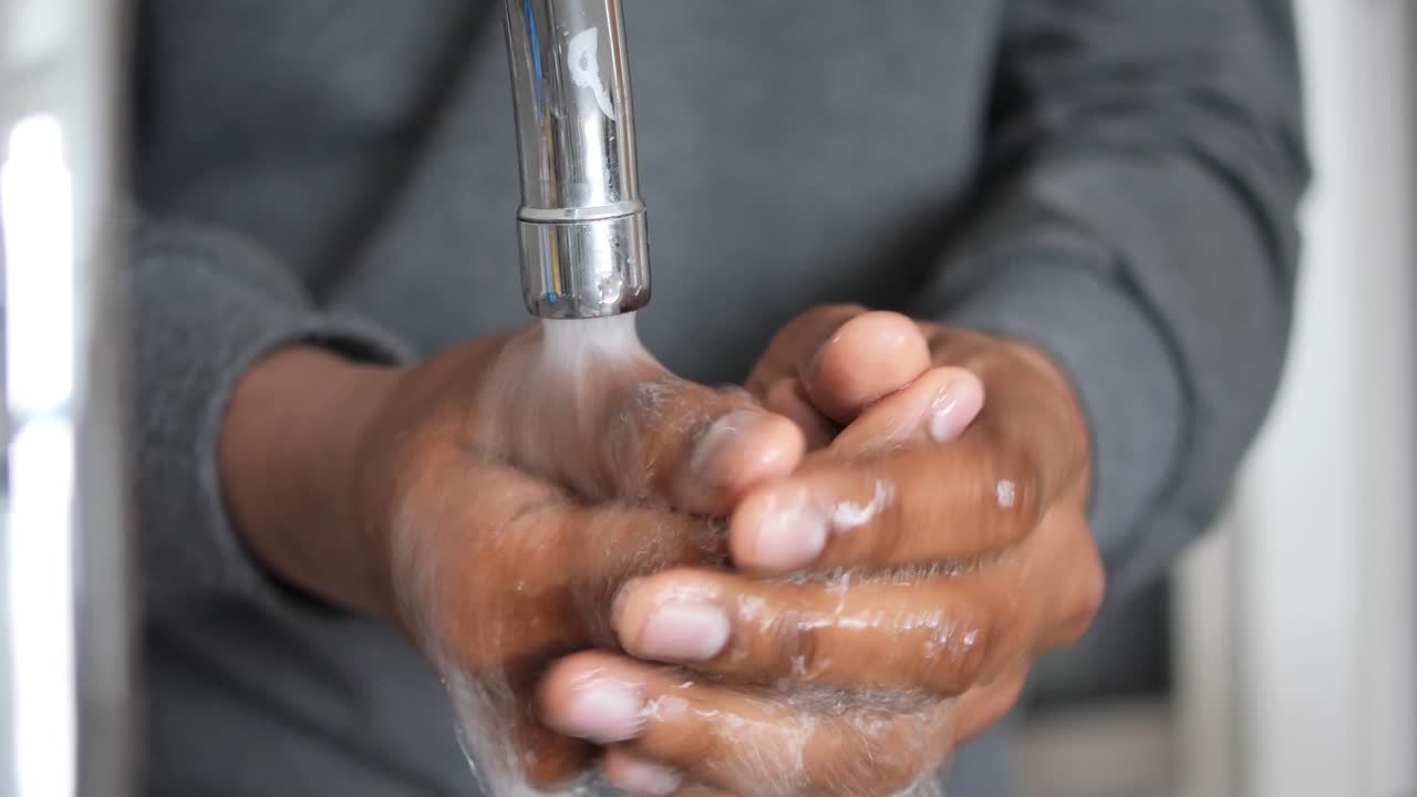 lavarse las manos bajo el grifo