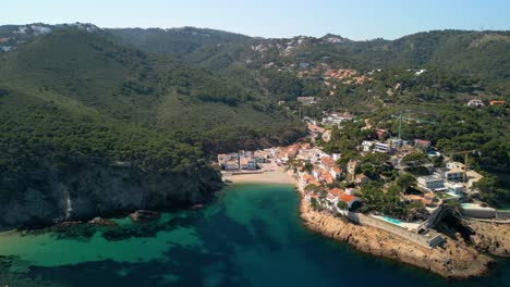 Sa-Riera,-Situada-En-La-Costa-Brava,-Es-Conocida-Por-Su-Fusión-De-Turismo-Opulento-Y-Estética-De-Pueblo-Pesquero-Pintoresco.