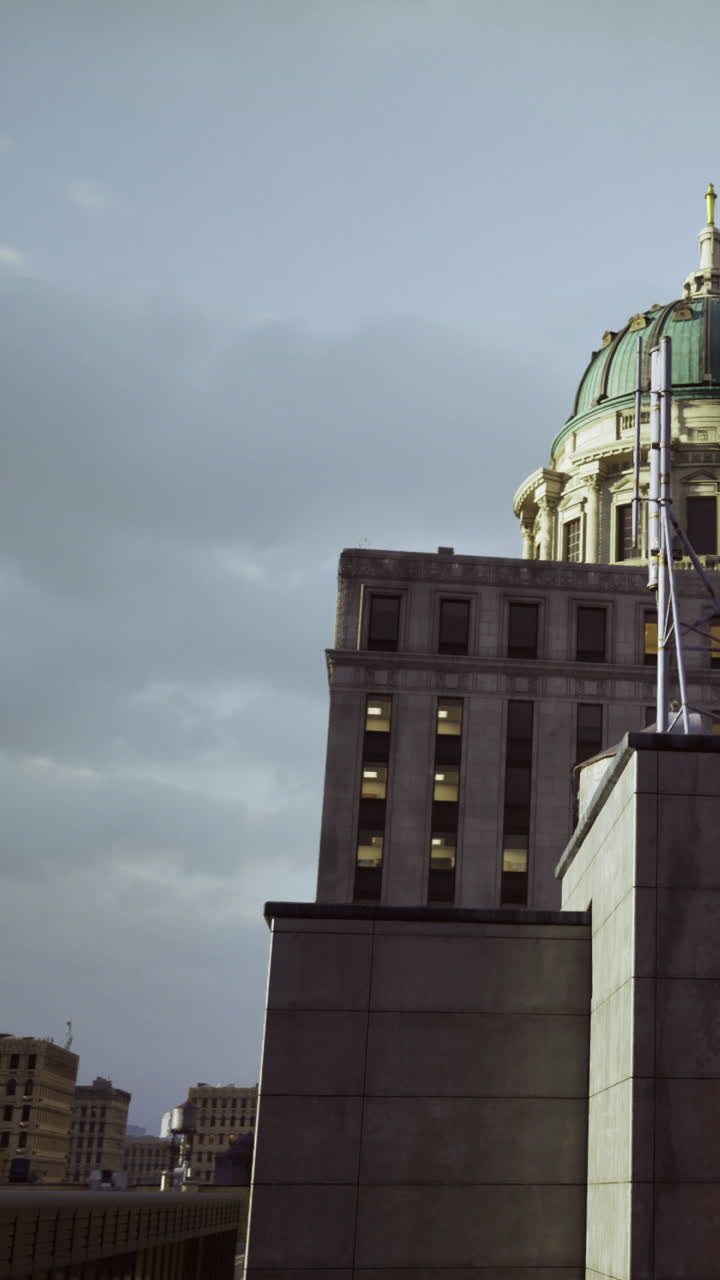 El horizonte de la ciudad revela nubes misteriosas sobre edificios altos al anochecer.