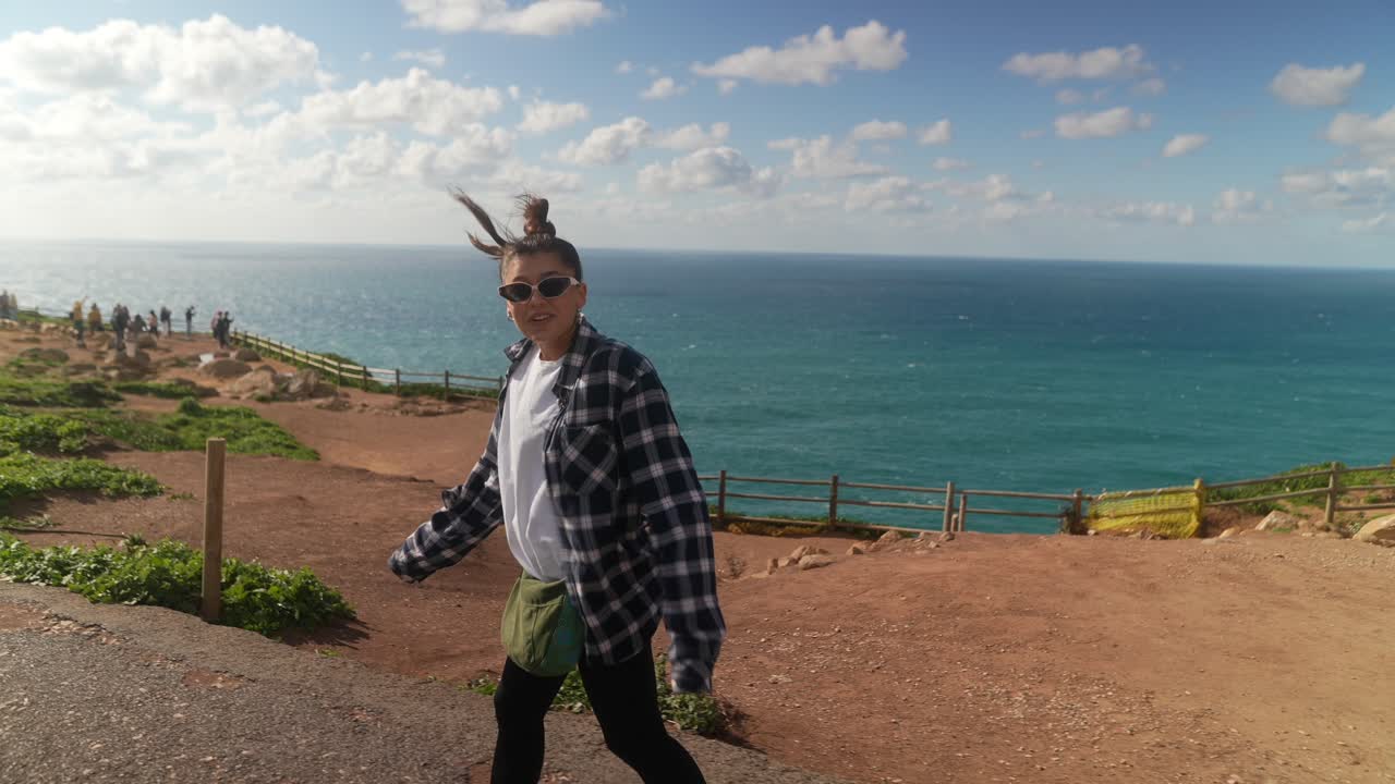 счастливая девушка на скале у океана