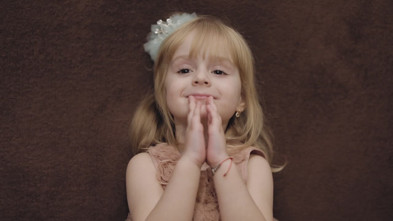счастливая трёхлетняя девочка. милая блондинка. коричневые глаза.