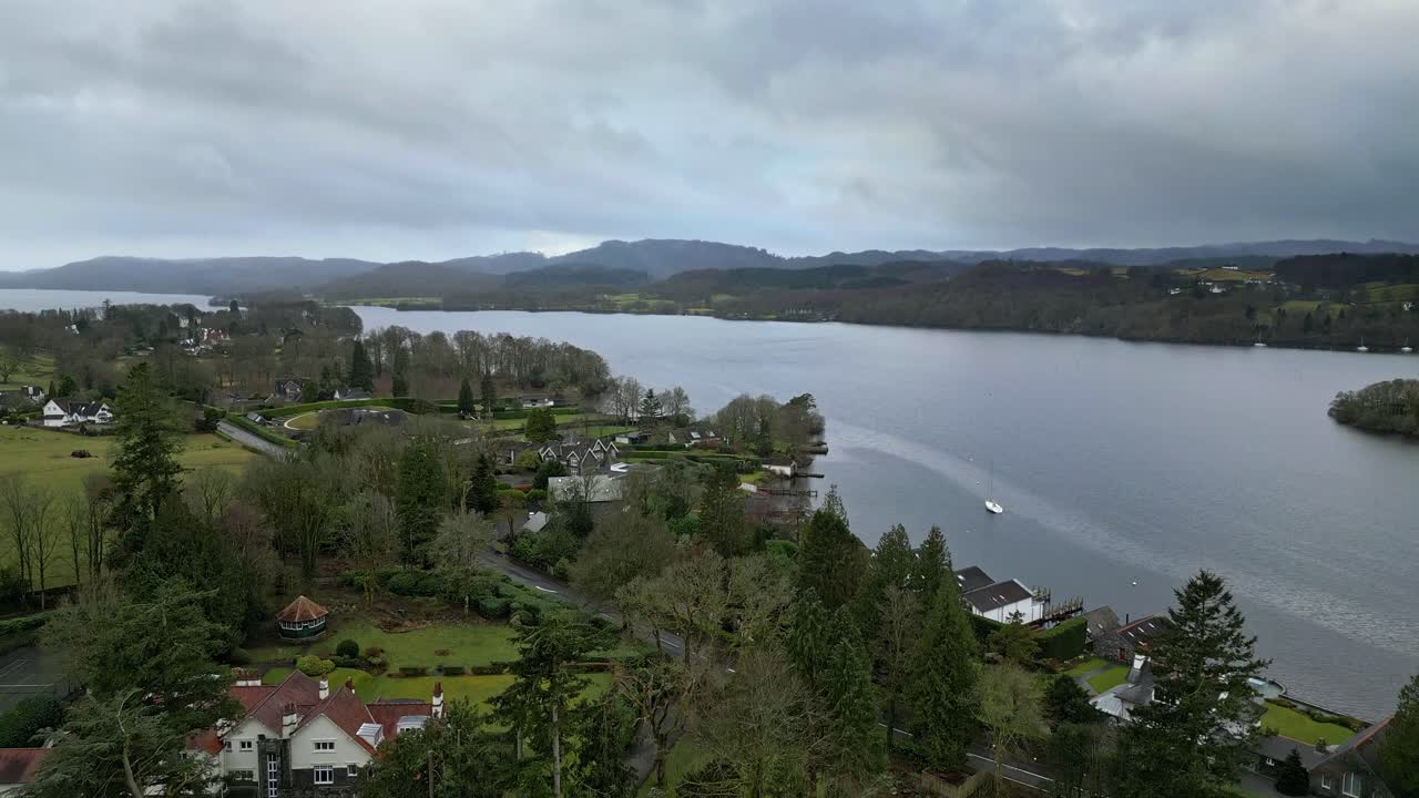 vista aérea elevada de windermere y la ciudad de bowness lake district inglaterra
