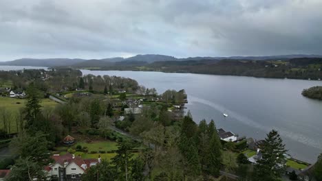 Vista-Aérea-Elevada-De-Windermere-Y-La-Ciudad-De-Bowness-Lake-District-Inglaterra