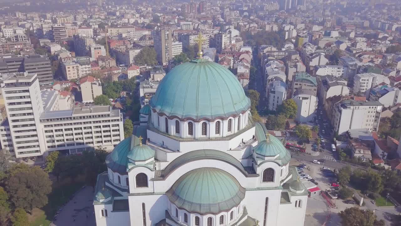 tomada aérea en órbita lenta de la cúpula y la cruz del templo de san sava, belgrado